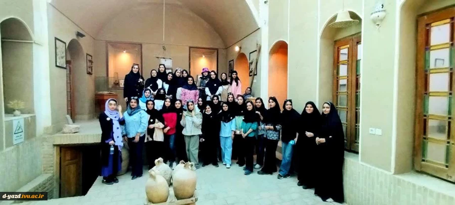 بازدید دانشجویان معماری آموزشکده ملی مهارت دختران یزد – حضرت رقیه (س) از شهر تاریخی بافق 2