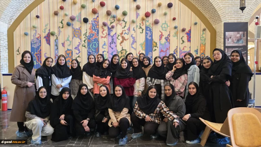 بازدید آموزشی دانشجویان رشته گرافیک آموزشکده ملی مهارت دختران یزد – حضرت رقیه (س) از موزه تار و پود  4