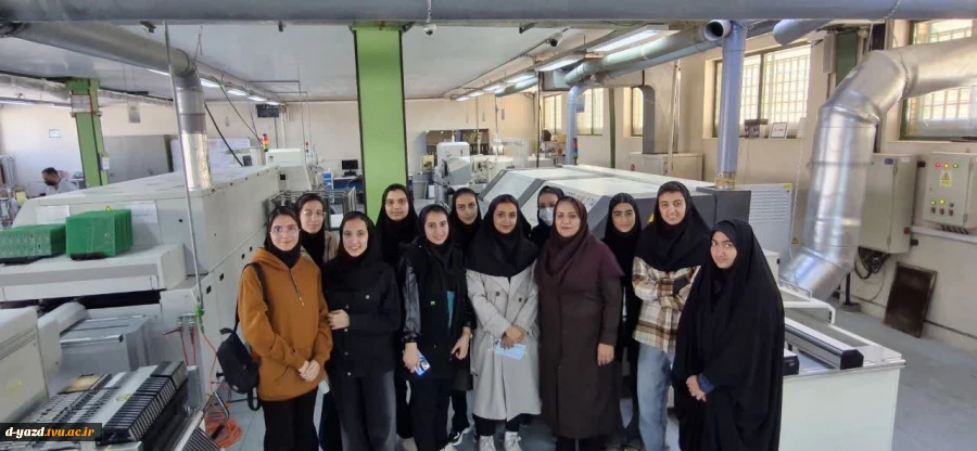 بازدید دانشجویان رشته کامپیوتر آموزشکده ملی مهارت دختران یزد – حضرت رقیه (س) از شرکت جهان الکترونیک یزد 3