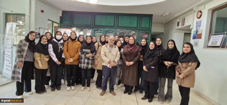 بازدید دانشجویان رشته کامپیوتر آموزشکده ملی مهارت دختران یزد – حضرت رقیه (س) از شرکت جهان الکترونیک یزد 4