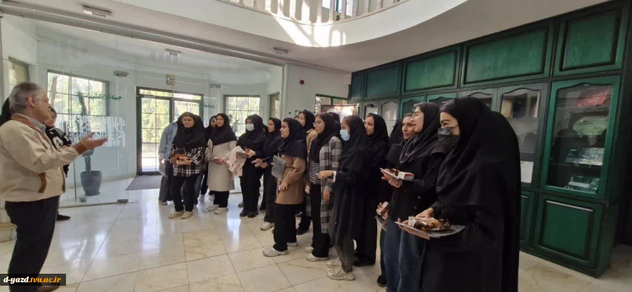 بازدید دانشجویان رشته کامپیوتر آموزشکده ملی مهارت دختران یزد – حضرت رقیه (س) از شرکت جهان الکترونیک یزد 5