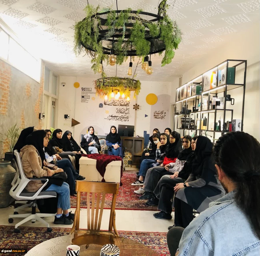 بازدید دانشجویان آموزشکده ملی مهارت دختران یزد از استودیو «خط» یزد در قالب درس مدیریت هنری 3