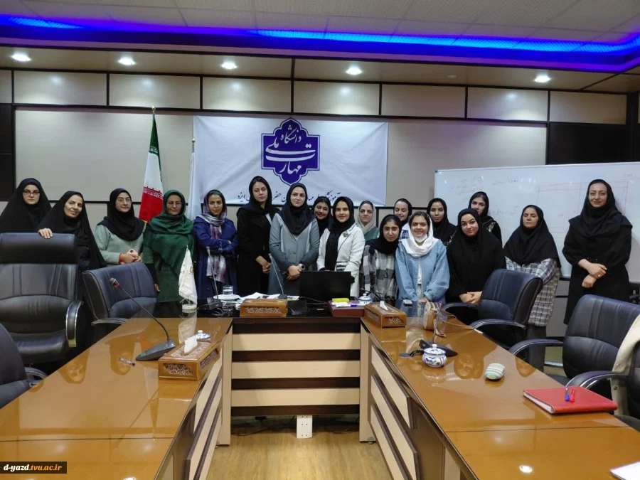 برگزاری ورکشاپ «دستیار هوشمند برای طراحی لباس» در آموزشکده ملی مهارت دختران یزد 4