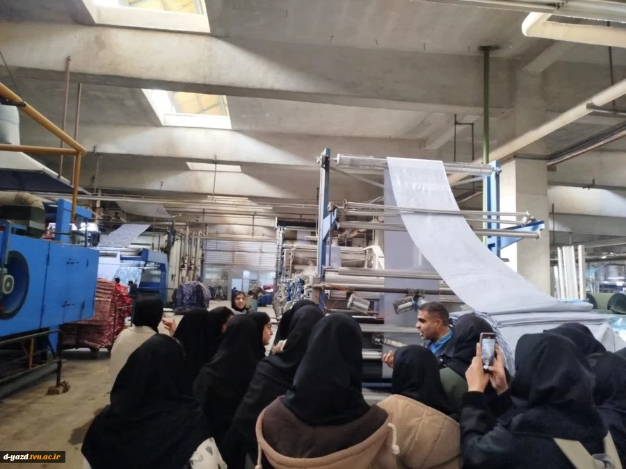 بازدید دانشجویان طراحی و دوخت آموزشکده ملی مهارت دختران یزد از کارخانه نساجی یزدبافت 2