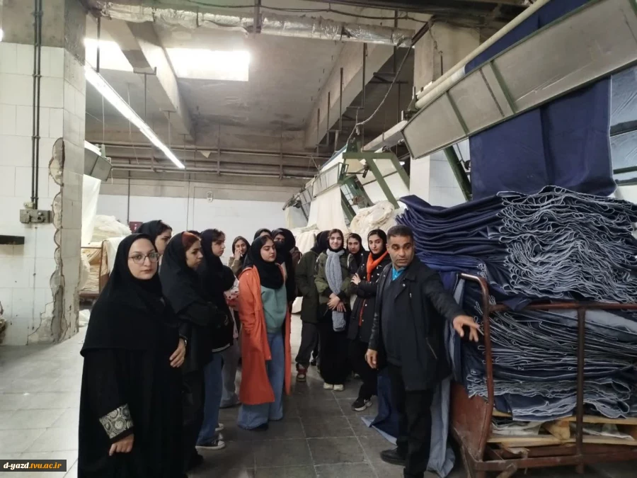 بازدید دانشجویان طراحی و دوخت آموزشکده ملی مهارت دختران یزد از کارخانه نساجی یزدبافت 3