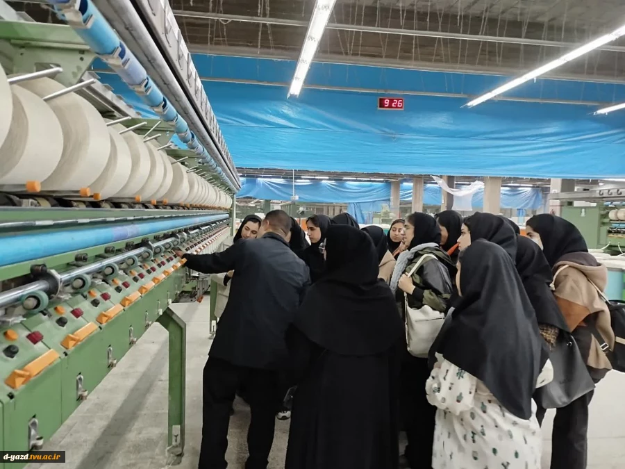 بازدید دانشجویان طراحی و دوخت آموزشکده ملی مهارت دختران یزد از کارخانه نساجی یزدبافت 4