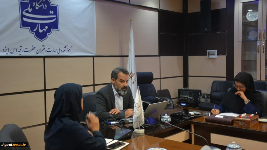 نشست مدیران گروه‌های آموزشی جهت تعیین تکلیف برنامه درسی هفته‌های پایانی ترم در آموزشکده ملی مهارت دختران یزد 3